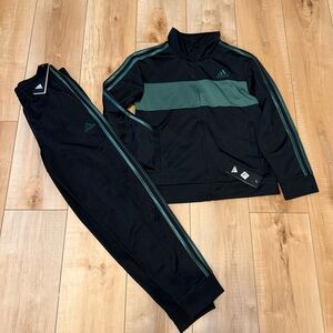 NWT ADIDAS Boys Tracksuit 
Size M (10/12)